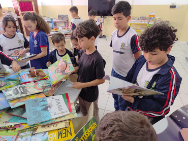 Foto 2: Entrega de Livros de Literatura