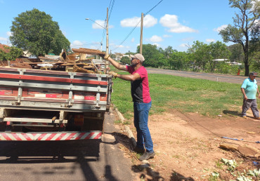 Foto 9: Prefeitura de Quatá realiza mais um arrastão contra a Dengue e Escorpião