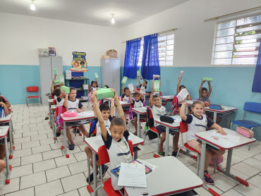 Foto 224: Volta às Aulas em Quatá: Alunos recebem Kit Escolar e Mimo especial