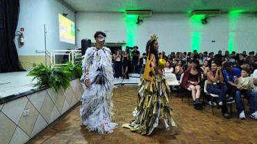 Foto 62: Moda e consciência ambiental é destaque em desfile da Etec