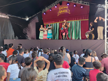 Foto 134: Quatá recebe Palco Móvel Emcena Brasil Edição Certame
