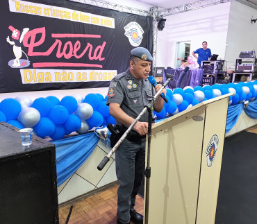 Foto 16: Alunos dos 5º anos de Escolas Municipais recebem certificado do Proerd