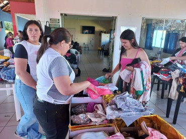 Foto 38: Fundo Social de Solidariedade e Secretaria de Promoção Social realizam Varal Solidário especial de Natal