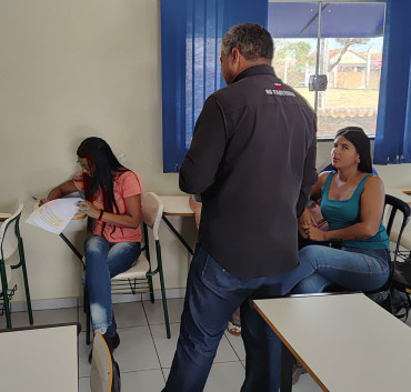 Foto 1: Assinatura do Termo de prorrogação da Frente de Trabalho Municipal