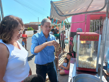 Foto 13: Fundo Social de Solidariedade e Secretaria de Promoção Social realizam Varal Solidário especial de Natal