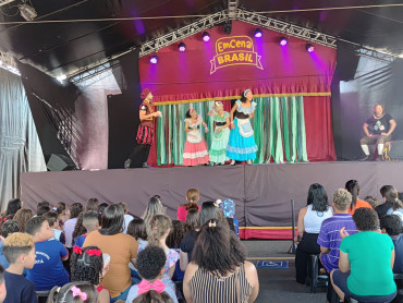 Foto 9: Quatá recebe Palco Móvel Emcena Brasil Edição Certame