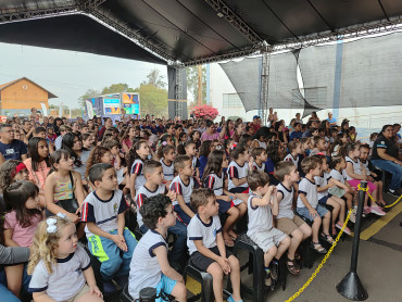 Foto 173: Quatá recebe Palco Móvel Emcena Brasil Edição Certame