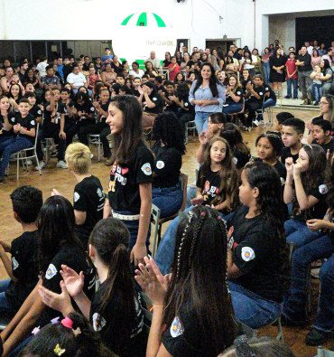 Foto 115: Alunos dos 5º anos de Escolas Municipais recebem certificado do Proerd