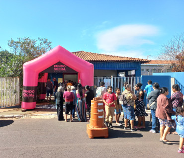 Foto 2: Fundo Social de Solidariedade e Secretaria de Promoção Social realizam Varal Solidário especial de Natal