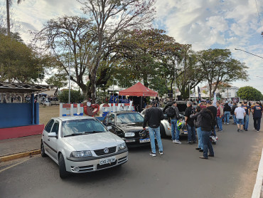 Foto 35: 3º Encontro de Carros Antigos e Motociclistas reúne centenas de expositores em Quatá