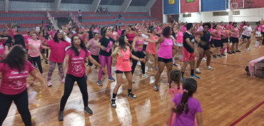 Foto 4: Aulão de Zumba e Ritmos: em especial ao Outubro Rosa!