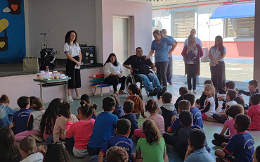 Foto 5: Alunos e usuários recebem orientações sobre prevenção e controle do diabetes 