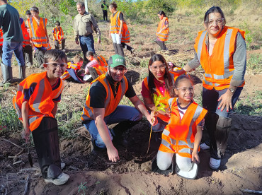 Foto 3: Alunos da Escola Orisia participam de ação educativa e plantio de 44 mudas nativas