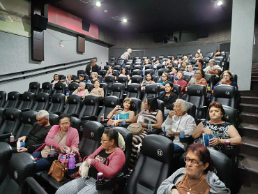 Foto 26: De olho na tela: Grupos do CRAS de Quatá vão ao cinema