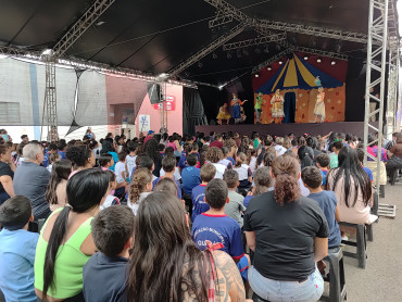 Foto 151: Quatá recebe Palco Móvel Emcena Brasil Edição Certame