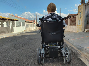 Foto 9: Pacientes de Quatá recebem cadeira de rodas motorizada