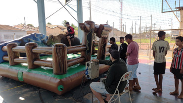 Foto 77: Festa do Trabalhador reúne centenas de pessoas