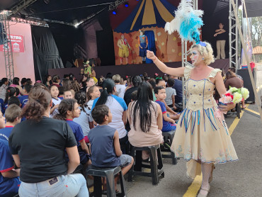 Foto 156: Quatá recebe Palco Móvel Emcena Brasil Edição Certame