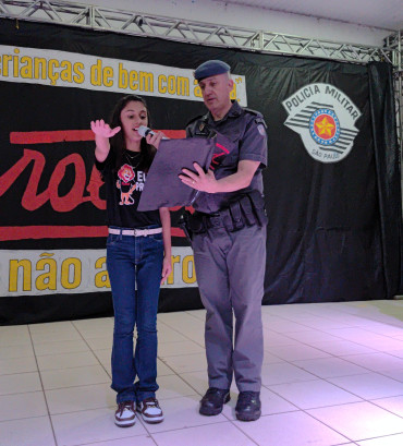 Foto 189: Alunos dos 5º anos de Escolas Municipais recebem certificado do Proerd