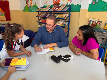 Foto 21: Escritor Vicentônio Silva visita Escolas de Quatá