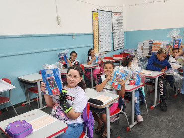 Foto 96: Volta às Aulas em Quatá: Alunos recebem Kit Escolar e Mimo especial