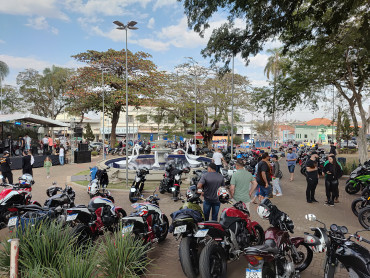 Foto 86: 3º Encontro de Carros Antigos e Motociclistas reúne centenas de expositores em Quatá