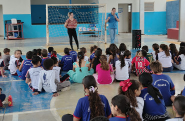 Foto 8: Alunos e usuários recebem orientações sobre prevenção e controle do diabetes 