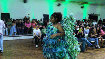 Foto 22: Moda e consciência ambiental é destaque em desfile da Etec