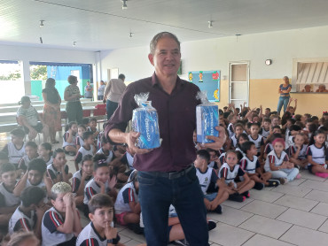 Foto 167: Volta às Aulas em Quatá: Alunos recebem Kit Escolar e Mimo especial