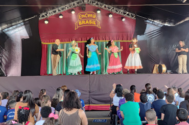 Foto 132: Quatá recebe Palco Móvel Emcena Brasil Edição Certame