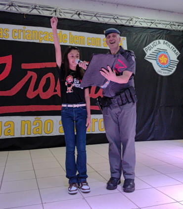 Foto 94: Alunos dos 5º anos de Escolas Municipais recebem certificado do Proerd