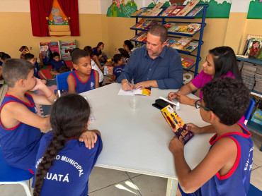 Foto 6: Escritor Vicentônio Silva visita Escolas de Quatá