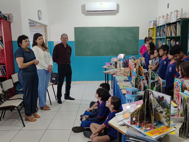 Foto 11: Entrega de Livros de Literatura
