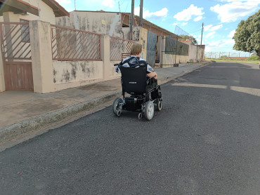 Foto 7: Pacientes de Quatá recebem cadeira de rodas motorizada