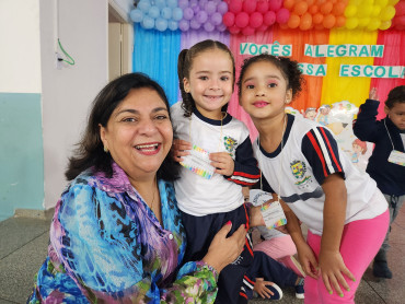 Foto 21: Volta às Aulas em Quatá: Alunos recebem Kit Escolar e Mimo especial