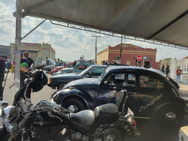 Foto 82: 3º Encontro de Carros Antigos e Motociclistas reúne centenas de expositores em Quatá