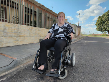 Foto 5: Pacientes de Quatá recebem cadeira de rodas motorizada