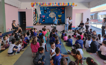 Foto 3: Alunos e usuários recebem orientações sobre prevenção e controle do diabetes 