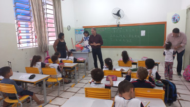 Foto 153: Volta às Aulas em Quatá: Alunos recebem Kit Escolar e Mimo especial