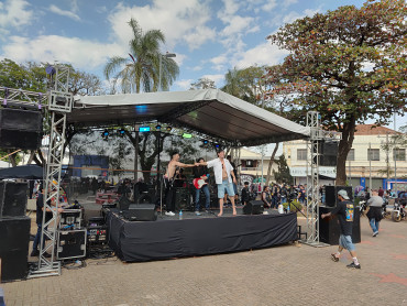 Foto 99: 3º Encontro de Carros Antigos e Motociclistas reúne centenas de expositores em Quatá