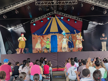 Foto 143: Quatá recebe Palco Móvel Emcena Brasil Edição Certame