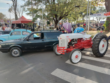 Foto 23: 3º Encontro de Carros Antigos e Motociclistas reúne centenas de expositores em Quatá