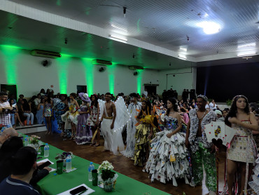 Foto 25: Moda e consciência ambiental é destaque em desfile da Etec