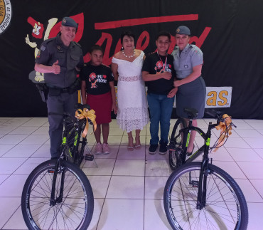 Foto 211: Alunos dos 5º anos de Escolas Municipais recebem certificado do Proerd