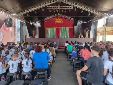 Foto 5: Quatá recebe Palco Móvel Emcena Brasil Edição Certame