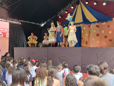 Foto 150: Quatá recebe Palco Móvel Emcena Brasil Edição Certame
