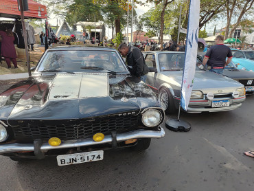 Foto 73: 3º Encontro de Carros Antigos e Motociclistas reúne centenas de expositores em Quatá