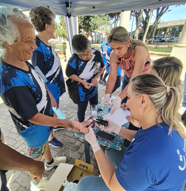 Foto 113: Alunos e usuários recebem orientações sobre prevenção e controle do diabetes 