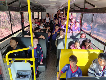 Foto 1: Alunos da Escola Orisia participam de ação educativa e plantio de 44 mudas nativas