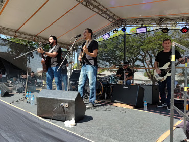 Foto 132: 3º Encontro de Carros Antigos e Motociclistas reúne centenas de expositores em Quatá